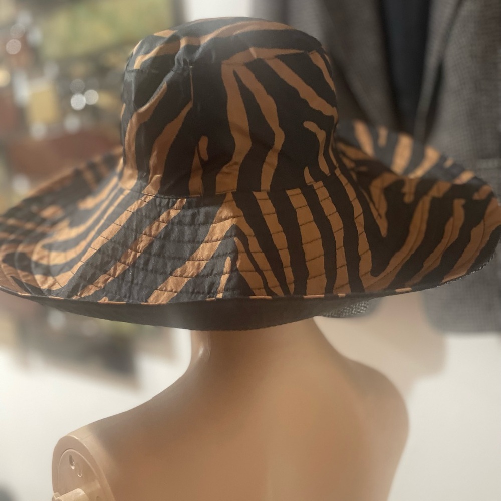 CHICO’S wide brim bucket style hat. EUC looks new.